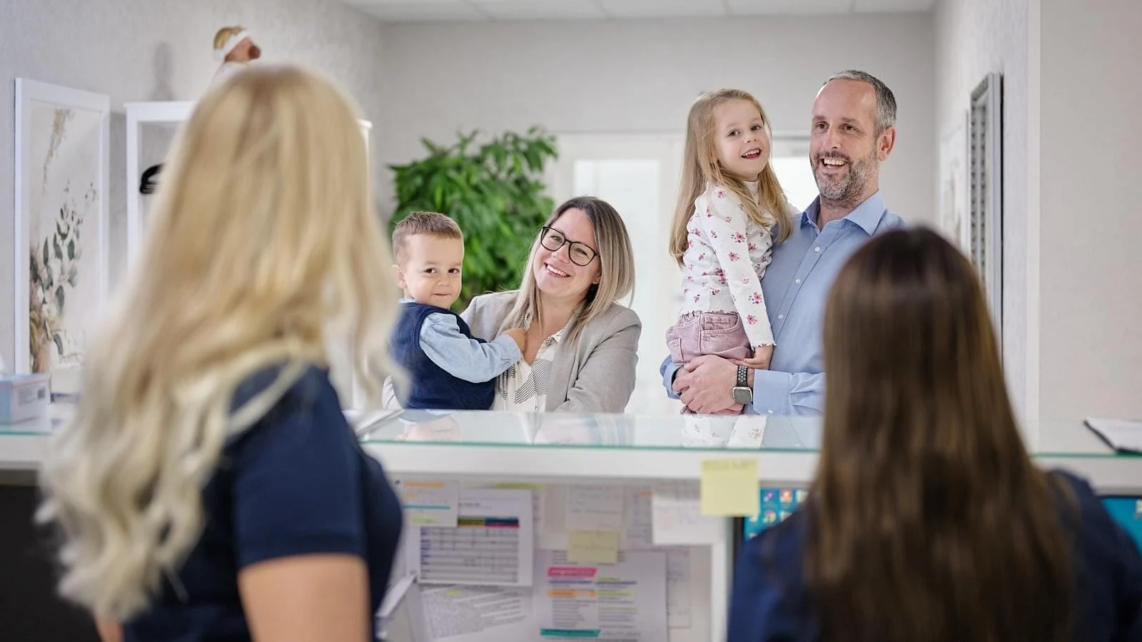 Empfang der Kinderarztpraxis Chur West mit Familie